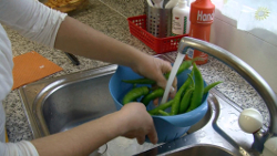 Peperoncini waschen